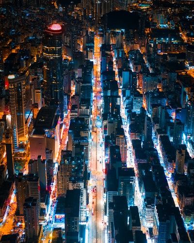 城市建筑物夜间鸟瞰图